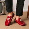 Scarpe eleganti Scarpe in pelle da uomo di alta qualità Mocassini scarpe piatte rosse pelle luminosa pelle di serpente fagiolo scarpe da donna Mocassini scarpe da uomo 230726