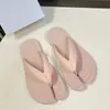 صيف جديد Tabi Flip-Flops V-slippers Sandals Rubber Rubber Sole عالي الجودة غير الرسمية للأحذية الإضافية للنساء المصممين المصنعون الحجم 35-40