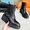 Nuevas botas de diseñador para mujer Logotipo de triángulo de metal esmaltado 23s Otoño Invierno Bota con cordones Botines de cuero de vaca Martin Botines de plataforma de moda clásica Botas de moto