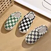 Hausschuhe Damenschuhe Winter Home Slider Plaid Kunstfell TPR helle Sohle weiß schwarz Schachbrett flache Schuhe Bestes Geschenk Damenschuhe Z230727