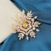 Pinnen broches diy accessoires koper Goldplated Microset Snowflake Zirkon Pearl broche sieraden jas jasje corsage leeg ondersteuning temperament 230727