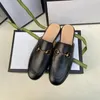 Sommerschuhe, lässige Damen-Designer-Sandalen, Damen-Loafer, Leder-Sandale, Kätzchen-Absatz, neue Luxus-Casual-Hausschuhe, modische Schuhe, Größe 35–45, Schwarz, Weiß