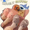 Pantofole Pantofole Shark Pantofole invernali in cotone da donna 2022 Nuove scarpe da coppia di famiglia Moda Pantofole divertenti da interno per donna calda Z230727