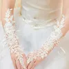 Appliques de dentelle Perles Gants nuptiales Blanc Blanc Long Longueur Longueur sans doigt Gants de mariage élégants Gants de mariage