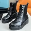 Nuevas botas de diseñador para mujer Logotipo de triángulo de metal esmaltado 23s Otoño Invierno Bota con cordones Botines de cuero de vaca Martin Botines de plataforma de moda clásica Botas de moto