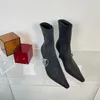 2023 Дизайнер Австралия D-Kittie Elastic Surface Stiletto Angle Boots Письмо Средние теленки заостренные пинетки женские модные ботинки роскошные классические ботинки на высоких каблуках