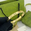 Bracciali di design Bracciale rigido in oro di lusso Gioielli Donna uomo Bracciali a lettera vuota Acciaio al titanio vintage Mai sbiadito Non allergico Taglia uniforme 17