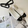 Kvinnors designer klänningskor Paris damer loafers läder bekväma lägenheter klack kedjor rund tå lyx balett sko svart vit rosa med låda
