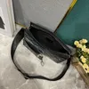 Designväska 8a mode axelväska vintage crossbody väska läder koppling väska mäns och kvinnors underarmsäck prägling mailman väska old school graffiti dragkedja väska