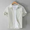 디자이너 블라우스 남자 남성용 셔츠 탑 남성 여름 남자 줄무늬 짧은팔 셔츠 트렌드 캐주얼 한 느슨한 단순한 모든 녹색면 스트라이프 패턴을위한 신선한 셔츠