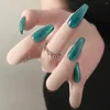 dziewczyny naciskają akrylowe paznokcie