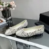 新しいボウタイデニムバレエシューズドレスシューズレザーラウンドトゥーキャップローファーフラットシューズグリル女性の豪華なデザイナートップカジュアルシューズ工場靴サイズ35-43ボックス付き
