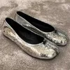 Klädskor lägenheter tabi ninja moccasins runda split tå grunt kvinnor enstaka skor glid på slingback skor kvinnliga mjuka silver loafers j230727