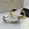 Bracciali con apertura di design Bracciali con ciondolo a forma di triangolo con distintivo da donna con confezione regalo