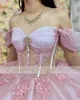 2023 ljusrosa quinceanera klänningar spetsar applikationer kristallpärlor från axel illusion korsett tillbaka plus storlek formell parti prom afton klänningar