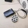 Cadeaux de fête mode femmes noir sac cosmétique porte-monnaie sacs de téléphone portable chaîne classique avec boîte-cadeau articles populaires en Europe an323R