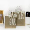 Emballage cadeau Wholes 100pcs Lot Sacs en jute personnalisés avec poignées Reusabla et sac fourre-tout recyclé Arc pour cadeaux d'achat personnalisés L296W