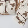Pigiama 2 pezzi autunno bambini coreano manica lunga stampa orso cardigan e pantaloni cotone mussola filato indumenti da notte 230728