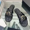 2023 Designer Luxo Pure Color Slides Chinelos Mulheres Genuínas Couro Cross Strap Carta Fivela Redonda Sandália Senhora Moda Casual Flat Flip-Flops Slipper