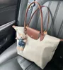 Designer Damen Tote Umhängetasche im europäischen Stil Freizeit Knödel Nylon Handtasche Umhängetasche Falten Stickerei Tote Shopping Mini Bag78