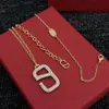 2023 Ny designer V ihåliga bokstäver Full Diamond Women's Necklace Gift for Mom Jewelry