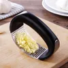 Spremiaglio creativo Rocker Acciaio inossidabile Zenzero Tritatutto per aglio Frantoio Pressa manuale in metallo Affettatrice per macinare l'aglio Gadget da cucina270u