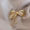 Altın Renkli Rhinestone Broşlar Kadın Enfes Zarif Bowknot Brooches Bayanlar Takım Kapı Pimleri Giysiler Aksesuarları Parti Hediyeleri