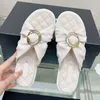 2023 Designer Luxo Pure Color Slides Chinelos Mulheres Genuínas Couro Cross Strap Carta Fivela Redonda Sandália Senhora Moda Casual Flat Flip-Flops Slipper