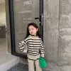 Set di abbigliamento Abbigliamento per bambini Autunno Inverno Stile coreano Maglione a collo alto a righe e pantaloni a gamba larga Set casual semplice per ragazze 230728