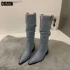 Stivali 2023 Nuovo stivale da cowboy occidentale Punta ad angolo retrò da donna Denim stivali alti al ginocchio da donna invernali scarpe da donna pieghettate lunghe Z230728