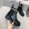 Botas de diseñador para mujer Logotipo de impresión de letras de alta calidad Zapatos de tacón grueso Botas de estilo clásico de cuero Pequeño barco de bolsillo 35-41