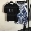 Tasarımcı T-Shirt Kadın Kısa Elbise İki Parça Seti Nakış Mektubu Kısa Kollu Tshirt Seladon Baskılı Yüksek Belli Pileli Yarım Etek Tasarımcı Tee Takımları 55
