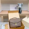 Postman Bag Multi Pochette Praktisk och mångsidig lämplig för kvinnors temperament Portable och axelslitna retrostil belyser den litterära fläktstorleken 25 18 cm