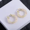 Boucles d'oreilles en cercle de zircon incrustées de perles de résine acrylique transparentes au thé au lait mignon / romantique Hoop Huggie, design unique de créateur de luxe de boucles d'oreilles pour femmes, cadeaux