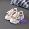 Led Light Up Kids Sneakers andningsbara lysande löpskor Baby Girls Casual Shoes Sports Walking Shoes Children Toddler Shoes