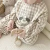 Kleidung Sets Baby Baumwolle Leinen Kleidung Set Plaid Cartoon Casual Tops Hosen 2 stücke Nette Junge Mädchen Bequeme Säuglings Outfits 230728
