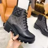 Automne et hiver nouvelles femmes tête ronde vieille fleur talon épais bottes à talons hauts imprimé à lacets talon haut épais et bottines en cuir de dentelle bottes Martin 03