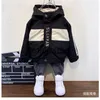Джакеки для мальчика Осенняя сшивая мода 2021 zipper wreadbreaker Корейская вышитая натуральная подкладка для детей с капюшоном Письмо J230728