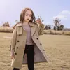 Джакеки 413y девочки -подростки длинные траншеи мода мода в стиле ветряная куртка в стиле Англия для девочек весенняя осенняя детская одежда 230728
