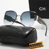 Gafas de sol de diseñador para mujeres y hombres Modelo de moda Especial UV400 Letras de protección Pierna grande Marco de doble haz Diseño de lujo al aire libre Gafas de sol para mujer S95046