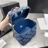 Estojos de bolsas cosméticas Bolsas CC de marcas de luxo Bolsas de cosméticos Estojos femininos Azul Denim Diamond Lattice Estojo de cosméticos Sacos com alça superior Totes Ouro Metal Matelasse C Z230728