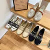 Düz Espadrilles Tasarımcı Ayakkabı Sneaker Kadın Günlük Ayakkabı Tuval Deri Loafers Klasik Tasarım Botları Terlik Slaytları