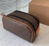 Dopp kit toalettväska designer kosmetiska väskor kvinnor makeup ficka tvätt påse toalettarty handväska tvätt koppling plånbok hobo purses brev sacoche dhgate m46696 m82576