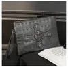 Tasarımcı Omuz Çantaları Lüks Messenger Çanta Erkekler Moda Yumuşak Deri Çantalar Satchel debriyaj Çantası Metal Kafatası Punk Elemanları Zarf Bag Rahip Sokak Stili HBP