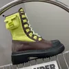 2023 Botas Últimas meias botas Designer de pele de vaca Sapatos femininos de pano estampados com cadarço Bota de emenda de duas cores 35-41 Decoração de bolsa Bota baguete de combate