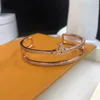 Série classique d'herbe à 4 feuilles Cuff Embed zircon Bracelet à demi-ouverture creux à double pont en or rose, le meilleur cadeau pour les amoureux des amis de la famille, bracelet de créateur