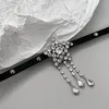 Choker Amorcomeフルラインストーンタッセル星女性のためのネックレスブラックカラー調整可能な革の鎖骨襟ウェディングジュエリー