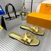 가죽 로고 플랫 슬라이드 Isola Flat Mule Luxury Sandals 디자이너 여성 슬리퍼 디자이너 슬리퍼 캐주얼 신발 뮬의 Sandale Sandals 유명 디자이너 여성