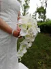 Fiori matrimonio Arrivo Avorio Cascading Sposa Bouquet Rose bianche Perle artificiali Calla Lilies Decoration