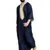 Abbigliamento etnico Uomo musulmano Jubba Thobe Manica lunga Ricamo islamico Scollo a V Kimono Robe Abaya Caftano Dubai Arab Dress ShirtsEthni258V